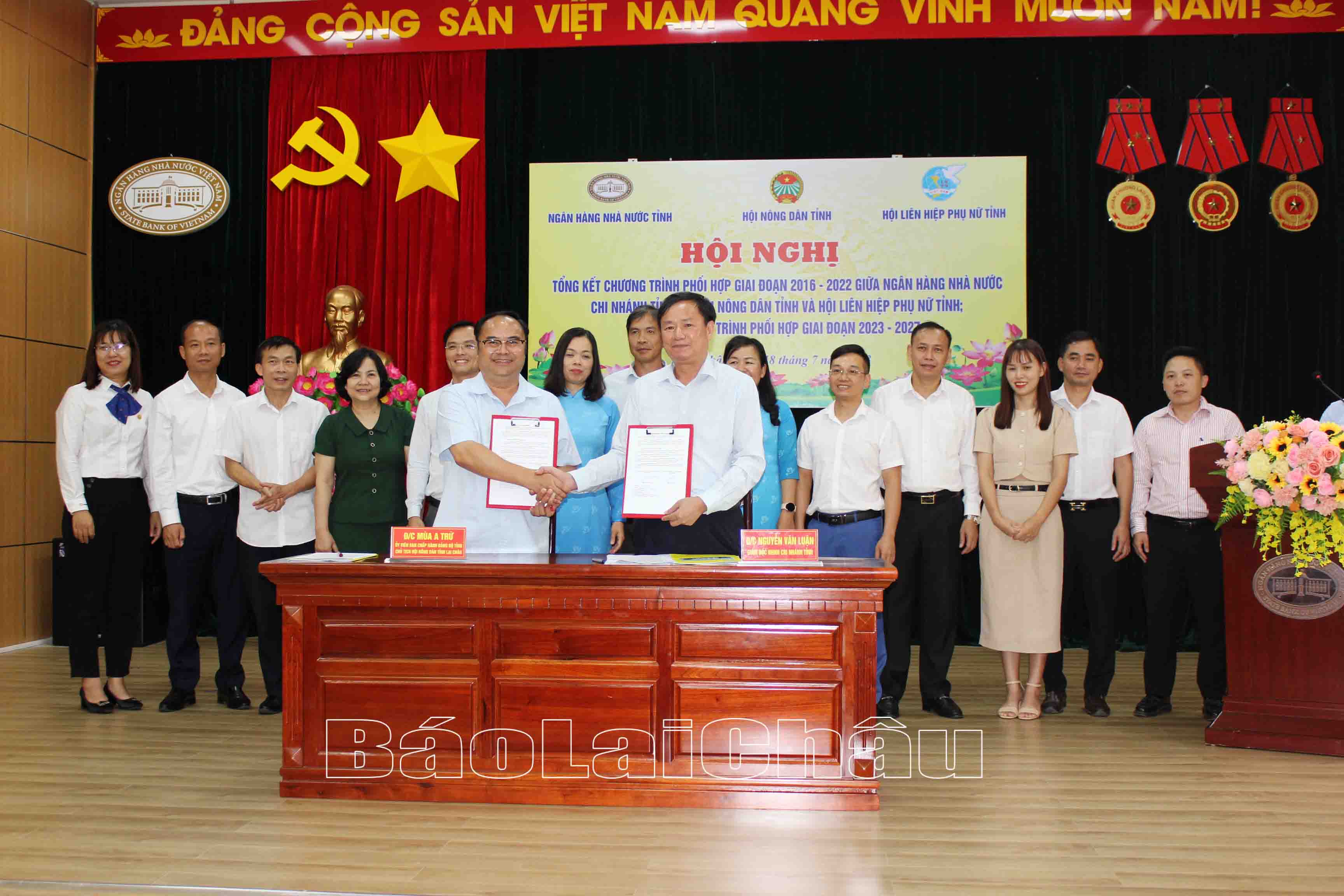 Lãnh đạo NHNH chi nhánh tỉnh ký chương trình phối hợp với Hội Nông dân tỉnh
